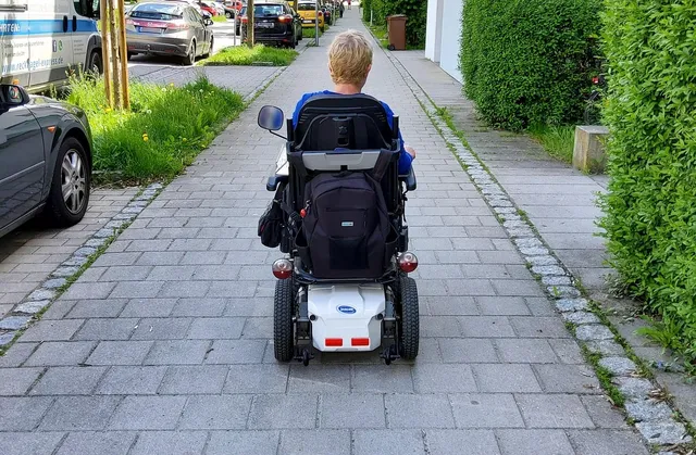SILLA DE RUEDAS DE ACERO WHEELCHAIR “KY956X”